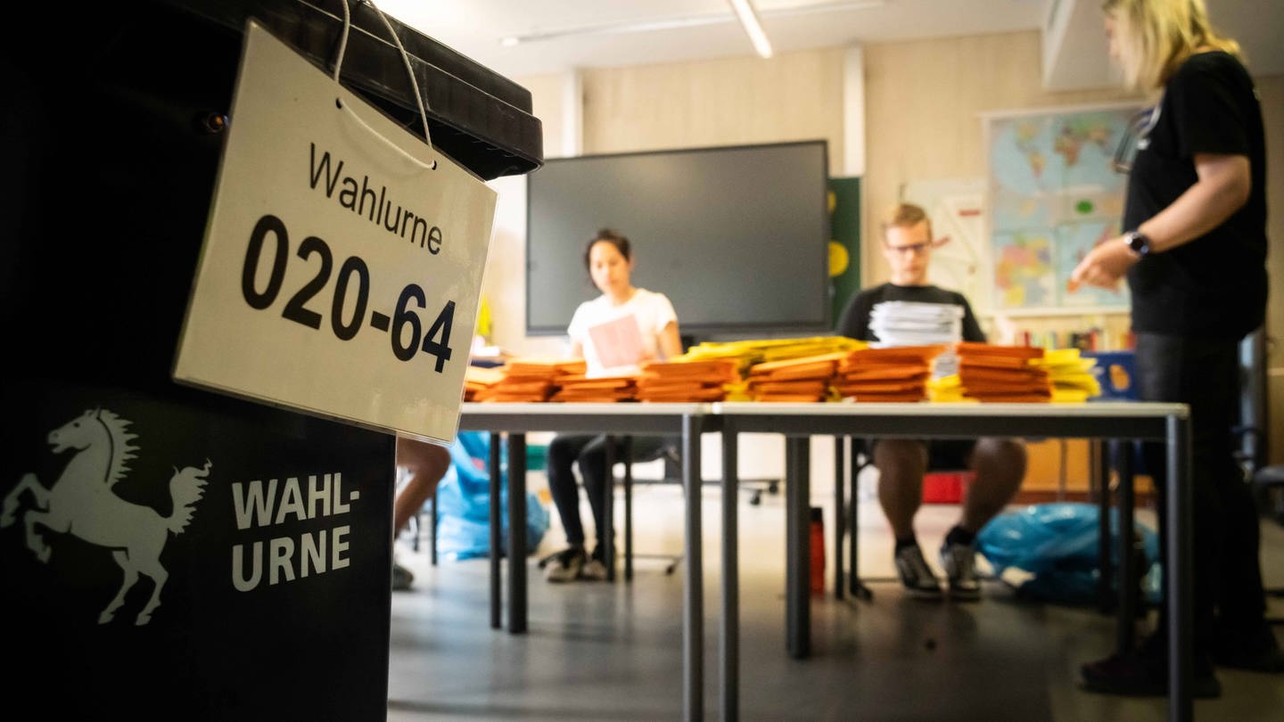 Wahl in Stuttgart-Vaihingen Wahllokal in der Pestalozzischule mit Briefwahlauszählung, Briefwahl Wahlumschlag Wahlurne Stuttgart Baden Württemberg Deutschland