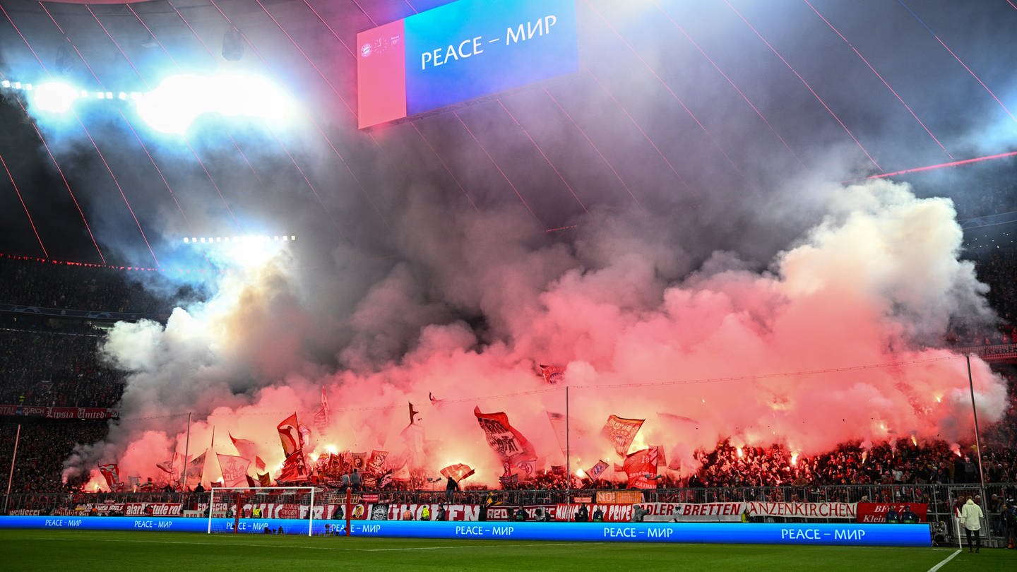 Pyrotechnik wird im Stadion von Fans gezündet