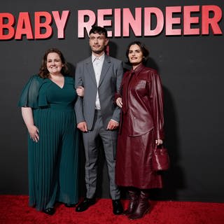 Richard Gadd (M), der Schöpfer und Star von "Baby Reindeer" (dt. Rentierbaby), posiert mit Jessica Gunning (l) und Nava Mau bei einem Fototermin für die Netflix-Miniserie bei der Directors Guild of America.