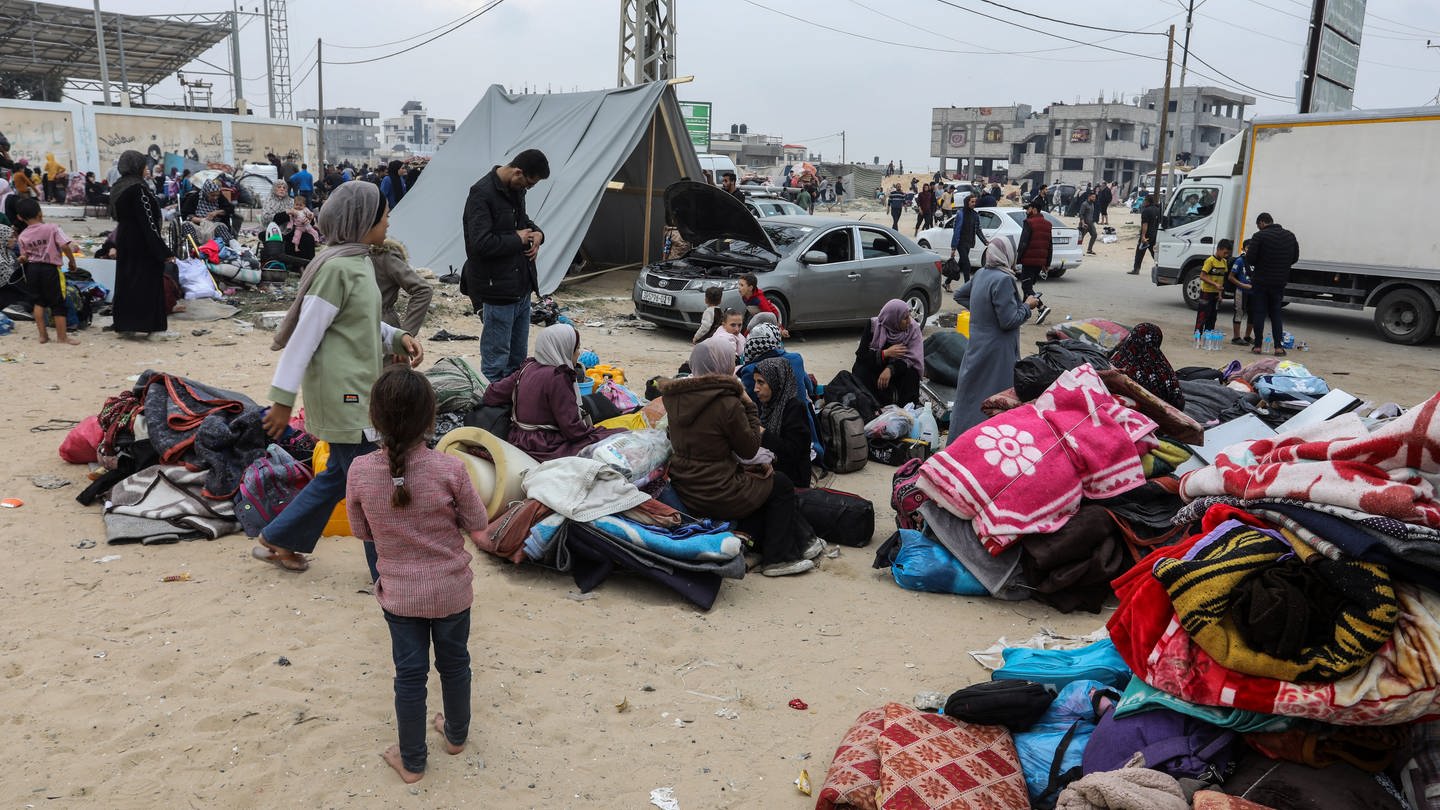 Palästinenser errichten Zelte, nachdem sie vor den heftigen Kämpfen zwischen der israelischen Armee und der Hamas aus der Stadt Chan Junis in Richtung der Stadt Rafah im südlichen Gazastreifen geflohen sind.