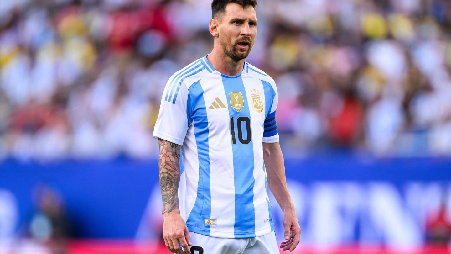 Argentiniens Stürmer Lionel Messi (10) beobachtet das Spiel gegen Ecuador.