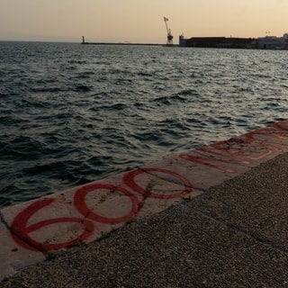 Ein Graffiti mit der Aufschrift "600 Dead Migrants" im griechischen Pylos.