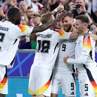 Deutsche Spieler jubeln über Sieg beim Eröffnungsspiel der EM in Deutschland