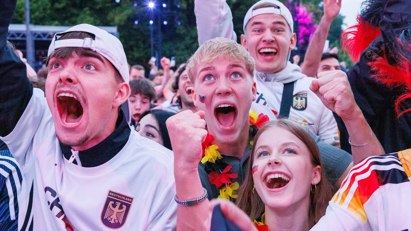 Jubelnde Fans beim 5:1-Sieg im EM-Eröffnungsspiel Deutschland gegen Schottland