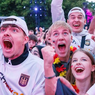 Jubelnde Fans beim 5:1-Sieg im EM-Eröffnungsspiel Deutschland gegen Schottland