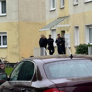 Polizisten stehen an einem Einsatzort, der möglichwerweise im Zusammenhang mit der Attacke in Wolmirstedt steht.