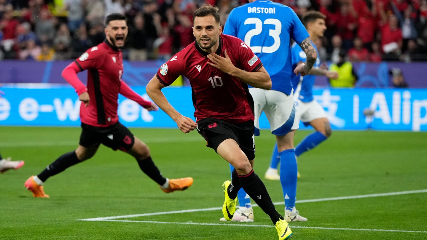 Albaniens Nedim Bajrami jubelt nach seinem Tor zum 0:1 - dem schnellsten Tor in der EM-Geschichte