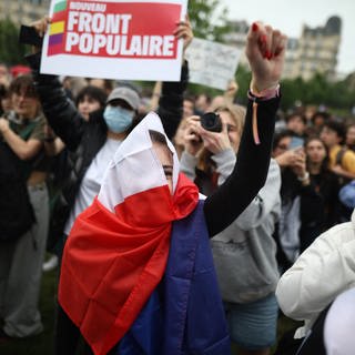 Viele Menschen protestieren in Frankreich gegen die rechte Partei RN, weil sie Angst haben.