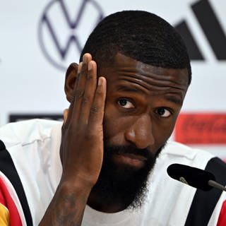 Fußballer Antonio Rüdiger beantwortet die Fragen von Journalisten.