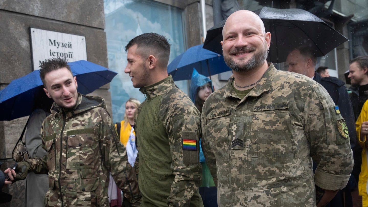 LGBT-Soldaten nehmen an einem Pride-Marsch in teil. Mehrere hundert ukrainische LGBT-Soldaten und andere Demonstranten schlossen sich am Sonntag dem Pride-Marsch im Zentrum von Kiew an und forderten eine Gesetzesreform.
