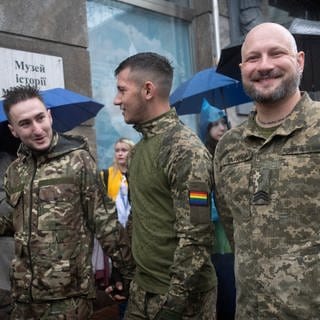LGBT-Soldaten nehmen an einem Pride-Marsch in teil. Mehrere hundert ukrainische LGBT-Soldaten und andere Demonstranten schlossen sich am Sonntag dem Pride-Marsch im Zentrum von Kiew an und forderten eine Gesetzesreform.