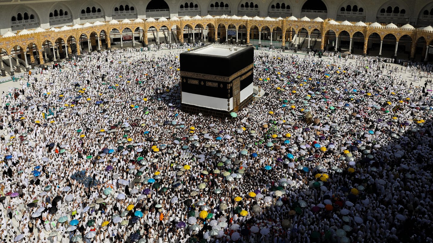 Muslimische Pilger umrunden die Kaaba, das heiligste Heiligtum des Islam, in der Großen Moschee in der heiligen Stadt Mekka während der Hadsch-Pilgerfahrt.