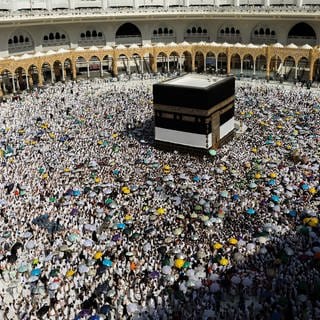 Muslimische Pilger umrunden die Kaaba, das heiligste Heiligtum des Islam, in der Großen Moschee in der heiligen Stadt Mekka während der Hadsch-Pilgerfahrt.