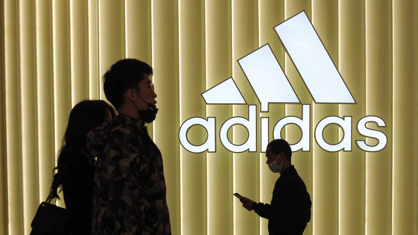 Adidas hat einen anonymen Brief bekommen, in dem Mitarbeiter aus China dem Sportartikelhersteller Korruption vorwerfen.