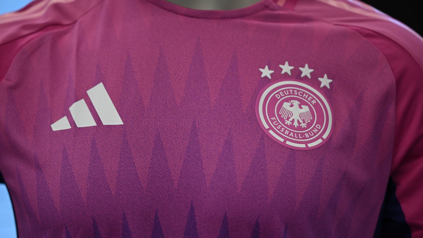 Das neue Auswärtstrikot in Pink ist mit Adidas-und DFB-Logo versehen. Es hat einen Verkaufsrekord aufgestellt.