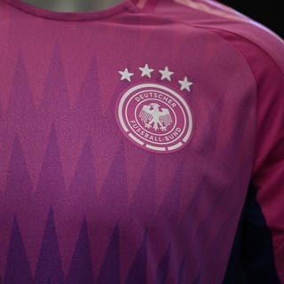 Das neue Auswärtstrikot in Pink ist mit Adidas-und DFB-Logo versehen. Es hat einen Verkaufsrekord aufgestellt.