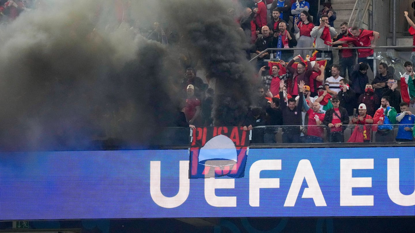 Albanische Fans zünden Rauchbombe beim EM-Spiel gegen Italien