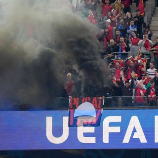 Albanische Fans zünden Rauchbombe beim EM-Spiel gegen Italien