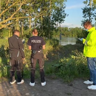 Die Polizei ermittelt nach einem Leichenfund am Rheinufer bei Worms.