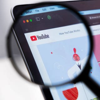 YouTube testet ein neues Feature, mit dem Userinnen und User mehr Kontext zu Videos hinzufügen können.