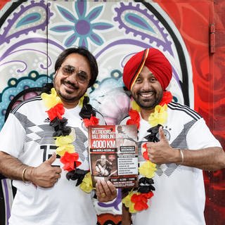 Foto von den beiden indischen singenden Taxifahrern Lovely (l.) und Monty, bekannt als Bhangu Brothers.