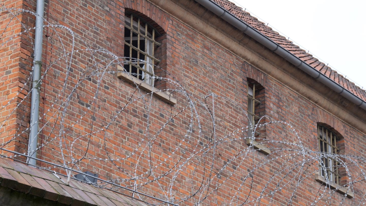 Stacheldraht ist vor der Justizvollzugsanstalt Vechta zu sehen, in der übereinstimmenden Medienberichten zufolge die frühere RAF-Terroristin Daniela Klette aktuell in Untersuchungshaft sitzt.