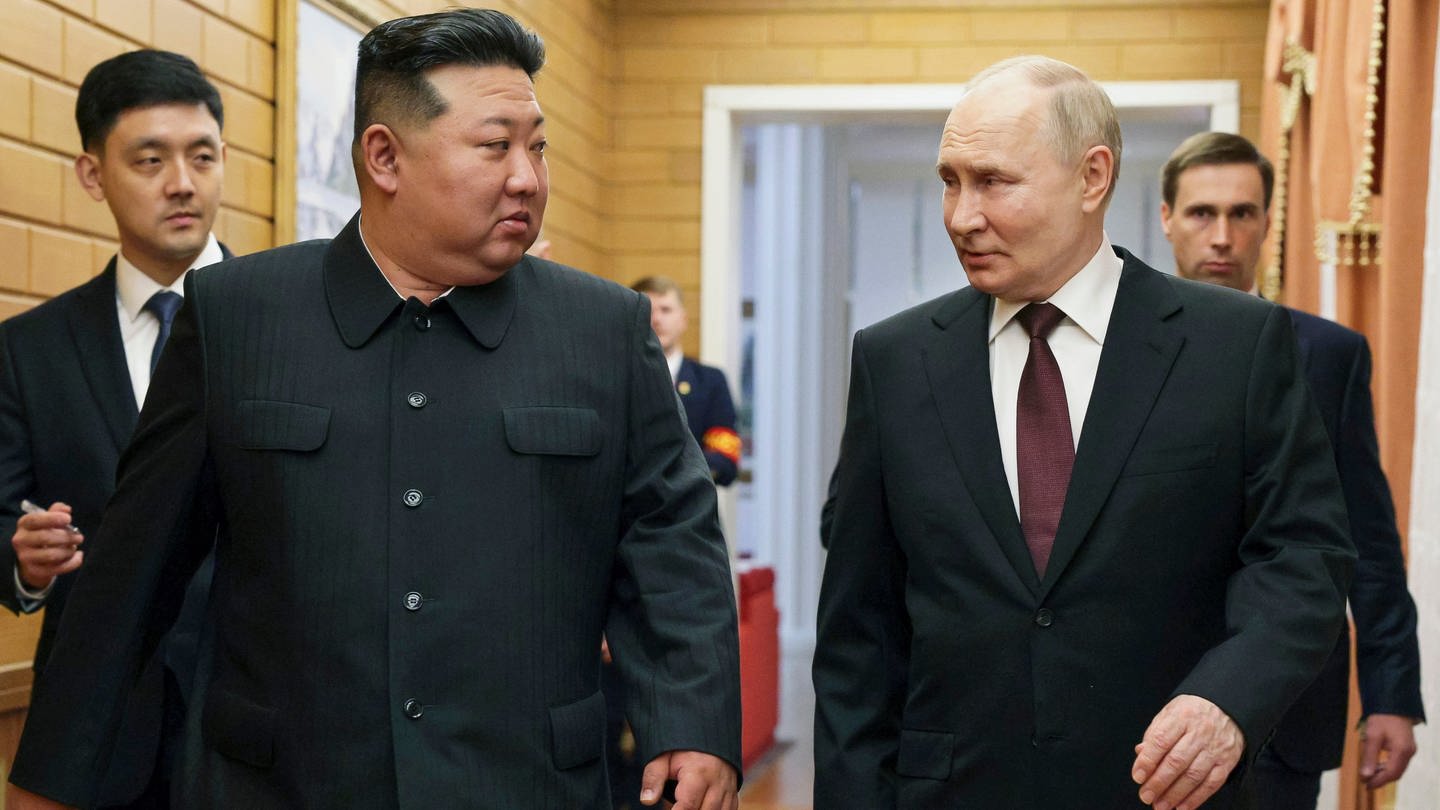 Auf diesem von der staatlichen russischen Nachrichtenagentur Sputnik via AP veröffentlichten Foto unterhalten sich der russische Präsident Wladimir Putin (r) und der nordkoreanische Staatschef Kim Jong Un während ihres Treffens in Pjöngjang.