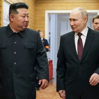 Auf diesem von der staatlichen russischen Nachrichtenagentur Sputnik via AP veröffentlichten Foto unterhalten sich der russische Präsident Wladimir Putin (r) und der nordkoreanische Staatschef Kim Jong Un während ihres Treffens in Pjöngjang.