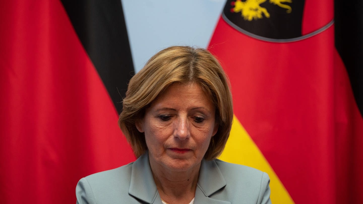 Malu Dreyer (SPD), Ministerpräsidentin von Rheinland-Pfalz, sitzt nach einem Flüchtlingsgipfel der Landesregierung Rheinland-Pfalz mit den Kommunalen Spitzenverbänden in der Staatskanzlei unter den Fahnen der Bundesrepublik (l) und des Landes Rheinland-Pfalz (r).