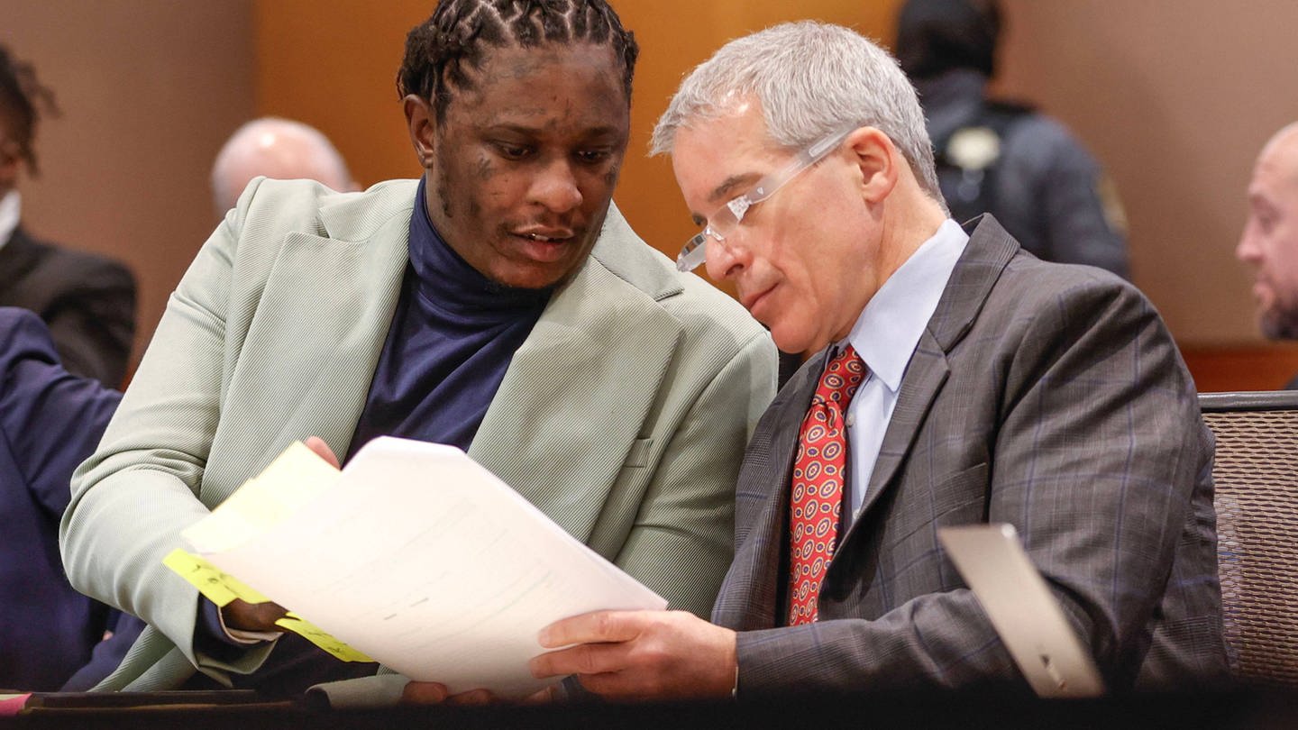 Young Thug und sein Anwalt bei dem Gerichtsprozess des Rappers im Fulton County Courthouse