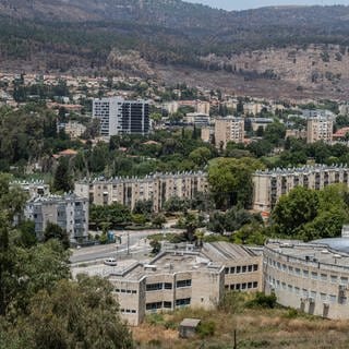 Ein Blick auf die Stadt Qiryat Shemona, im Norden Israels. Der Libanon richtete mit Raketen- und Drohnenangriffen Zerstörungen in der Stadt an.