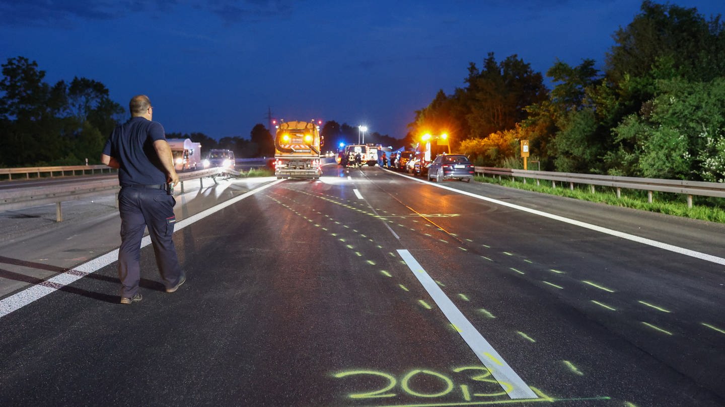 Markierungen zeigen den Weg des Unfallautos. Die Polizei hat in einem Unfallauto auf der A81 in Baden-Württemberg außer dem schwerstverletzten Fahrer noch eine Leiche auf der Rückbank entdeckt. Ein mögliches Gewaltverbrechen werde geprüft.