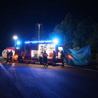 Feuerwehrleute sind im Einsatz. Die Polizei hat in einem Unfallauto auf der A81 in Baden-Württemberg außer dem schwerstverletzten Fahrer noch eine Leiche auf der Rückbank entdeckt. Ein mögliches Gewaltverbrechen werde geprüft.