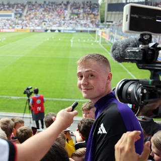 Der YouTuber Marvin Wildhage hat sich beim EM-Eröffnungsspiel als Fake-Maskottchen ins Stadion gemogelt.