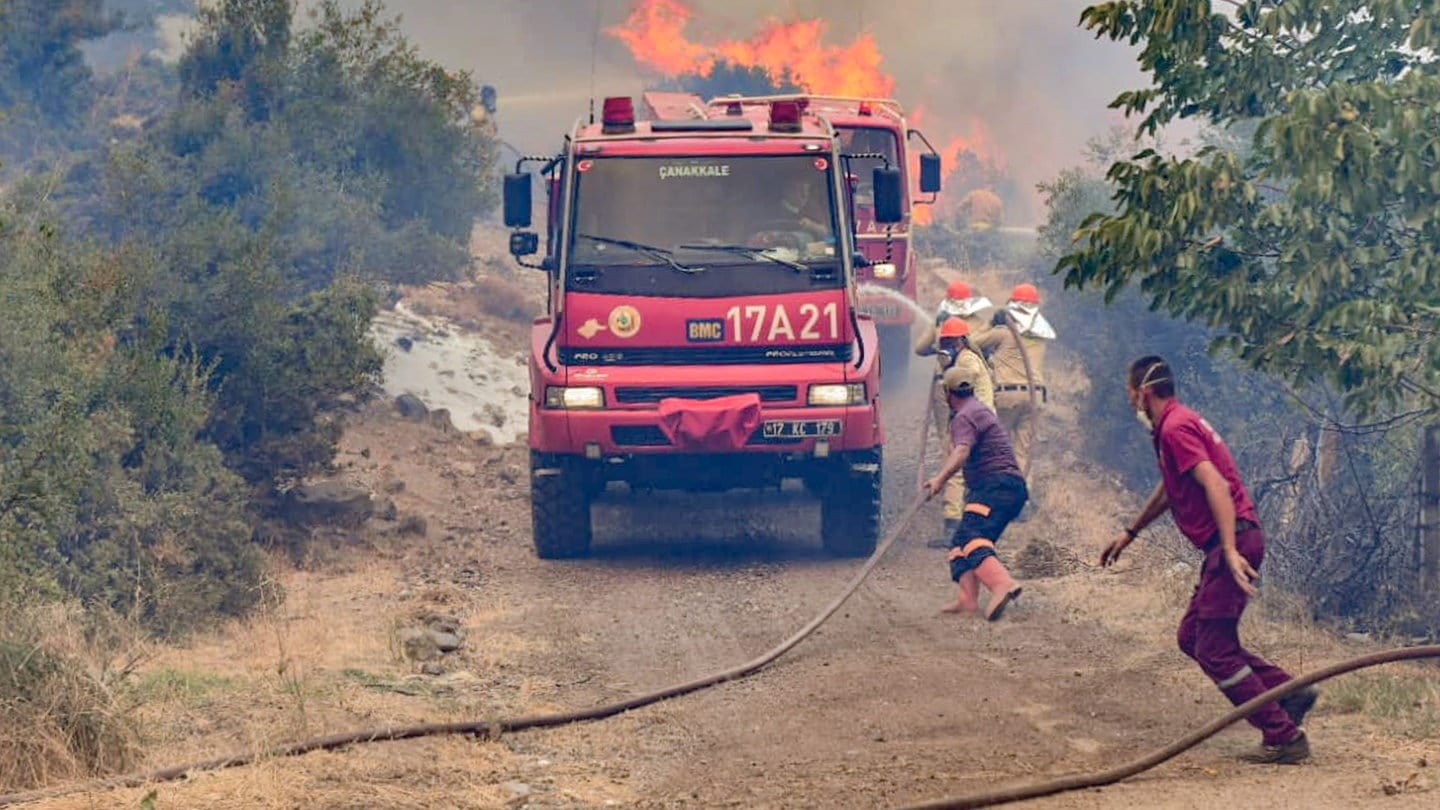 Feuerwehrleute bekämpfen in der Türkei einen Waldbrand. (Symbolfoto)