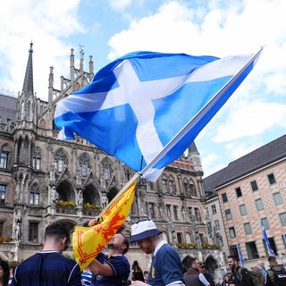 Schottische Fans schwenken die schottische Fahne auf dem Marienplatz.