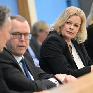 Archiv - Nancy Faeser (SPD, r) Bundesministerin des Innern und Heimat, Michael Stübgen (M), Vorsitzender der Innenministerkonferenz, und Holger Münch, Präsident des Bundeskriminalamtes (BKA), präsentieren die Polizeiliche Kriminalstatistik 2023 (PKS).