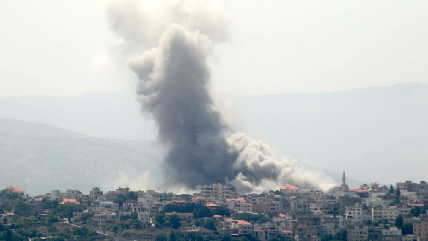Rauch steigt nach einem israelischen Angriff im Dorf Yaroun im Südlibanon auf.