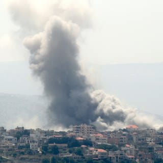 Rauch steigt nach einem israelischen Angriff im Dorf Yaroun im Südlibanon auf.