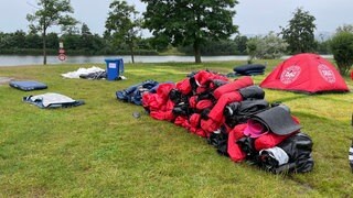 Die Zelte der dänischen Fans liegen bis auf eins zusammengerollt auf der Wiese.