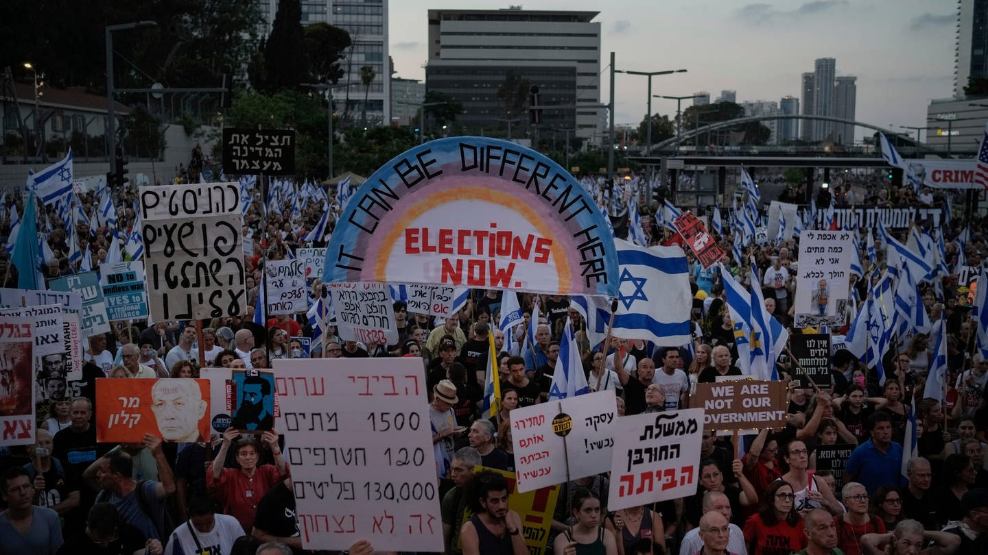 Menschen protestieren gegen die Regierung des israelischen Ministerpräsidenten Benjamin Netanjahu und fordern die Freilassung der Geiseln.