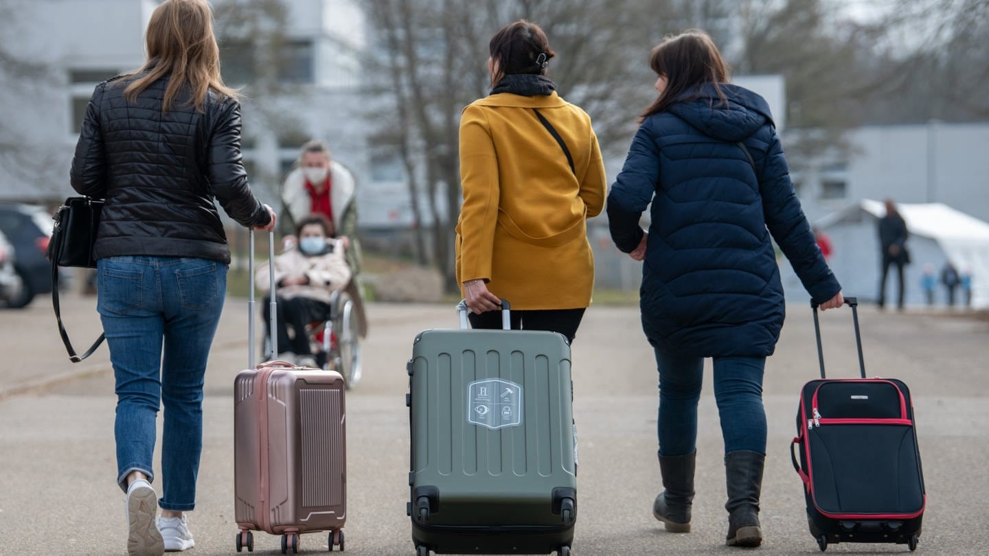 Drei aus der Ukraine stammende Frauen gehen in der Landeserstaufnahmestelle für Flüchtlinge (LEA) zu ihrem Quartier. (2022)