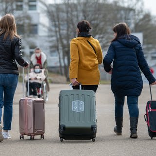 Drei aus der Ukraine stammende Frauen gehen in der Landeserstaufnahmestelle für Flüchtlinge (LEA) zu ihrem Quartier. (2022)