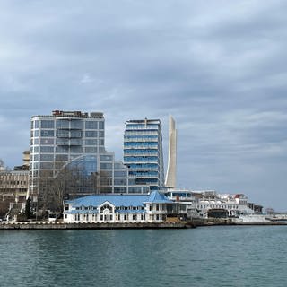 Blick in eine der Buchten von Sewastopol, in der sich vor allem Appartementgebäude befinden.