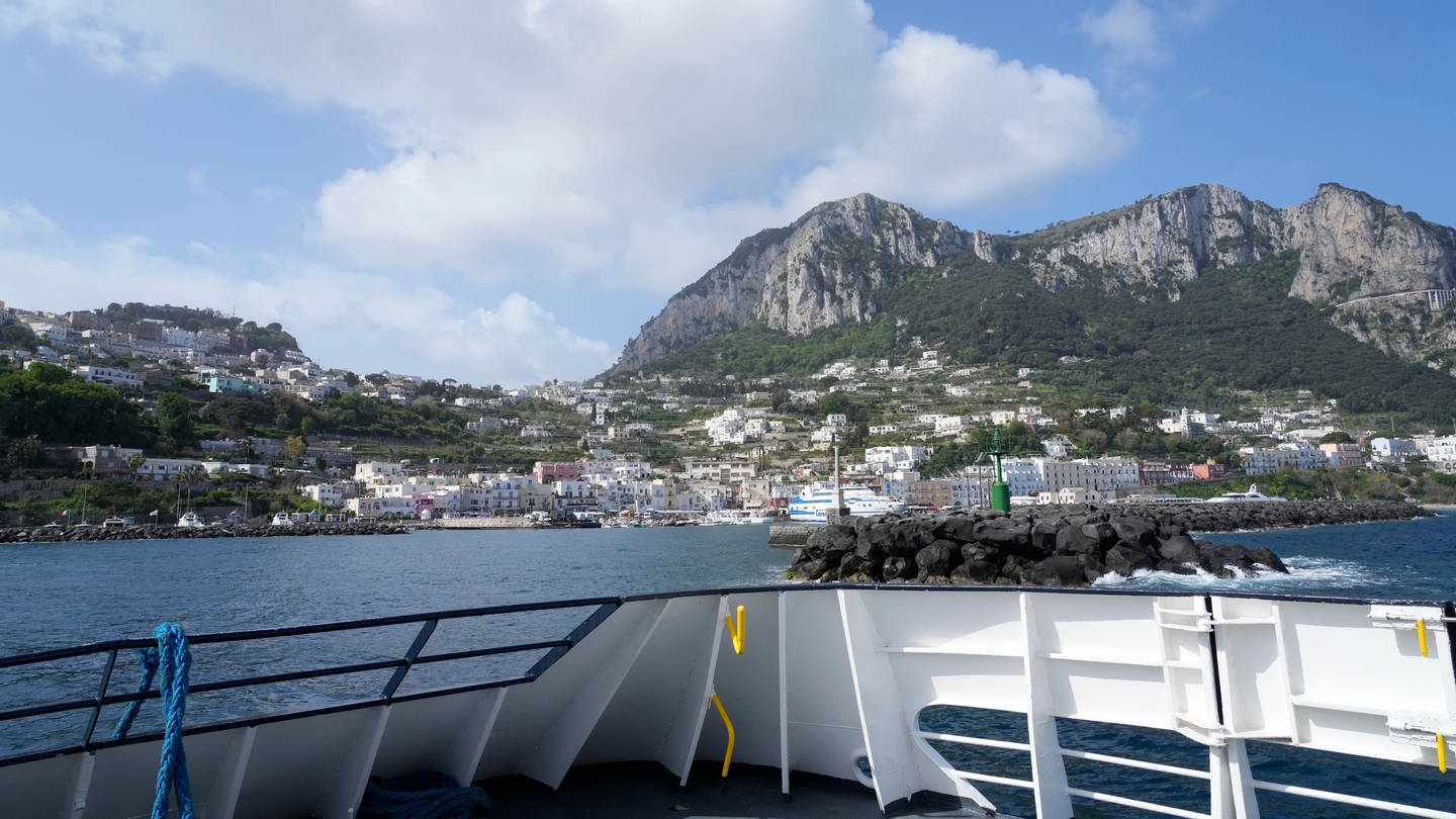 Ein Blick auf den Hafen von Capri.