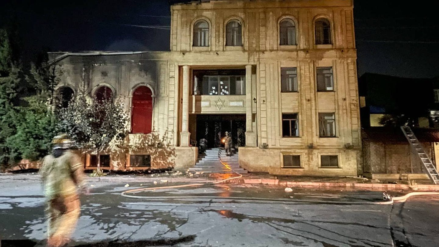 Feuerwehrleute versuchen Feuer in Synagoge zu löschen