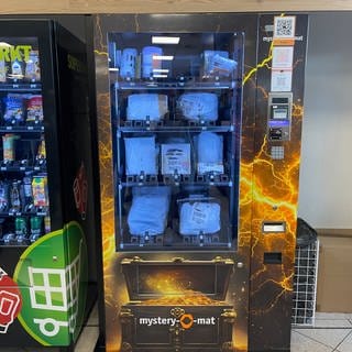 Dieser neue Automat am Freiburger Hauptbahnhof verkauft Retourenpakete.