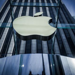 Das Logo von Apple, aufgenommen am Apple Store in der 5th Avenue in Manhattan