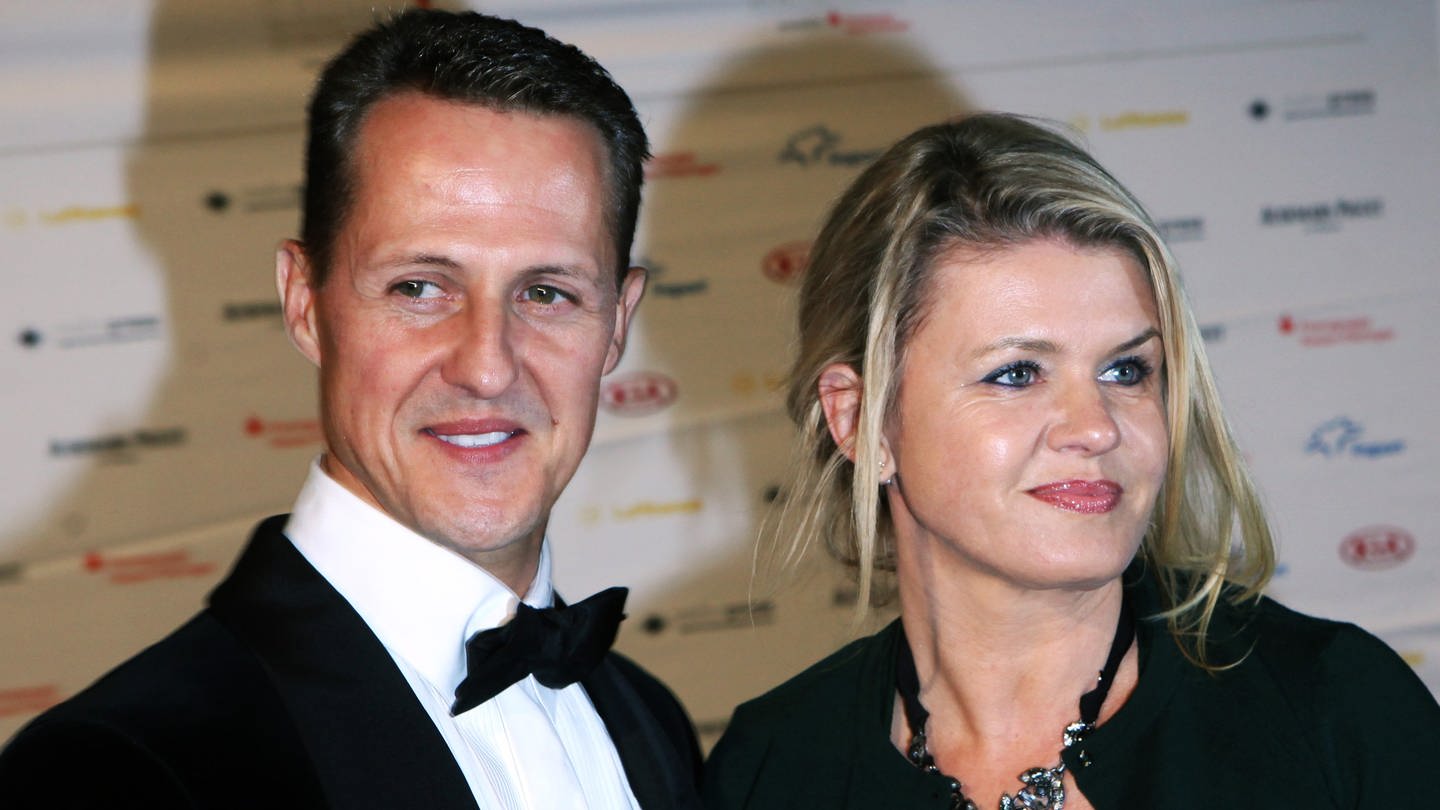 Formel-1-Rennfahrer Michael Schumacher und seine Frau Corinna kommen am 10.11.2012 in die Alte Oper in Frankfurt am Main (Hessen) zum 31. Deutschen Sportpresseball.