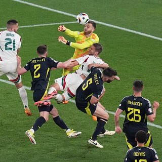 Beim Spiel Schottland gegen Ungarn stoßen Barnabas Varga und der schottische Torwart Angus Gunn zusammen.